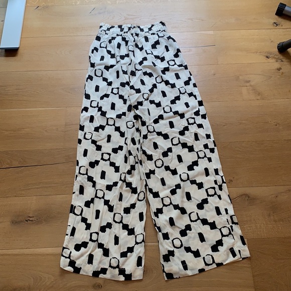 NWOT Wide leg flowy pants with a cool print - Picture 3 of 5